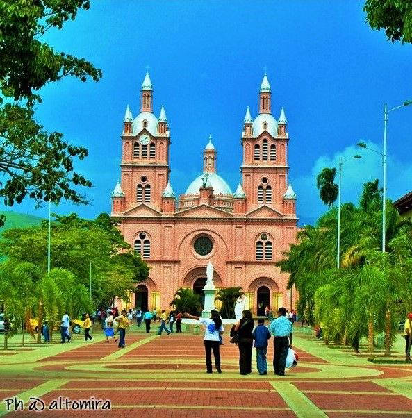 Excursion Terrestre a buga desde Medellín  con Viajes de Pueblo en Pueblo
